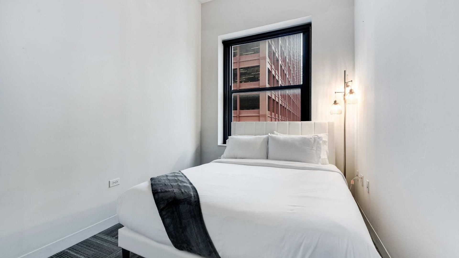 Apartment Downtown With Free In & Out Parking 4 *
