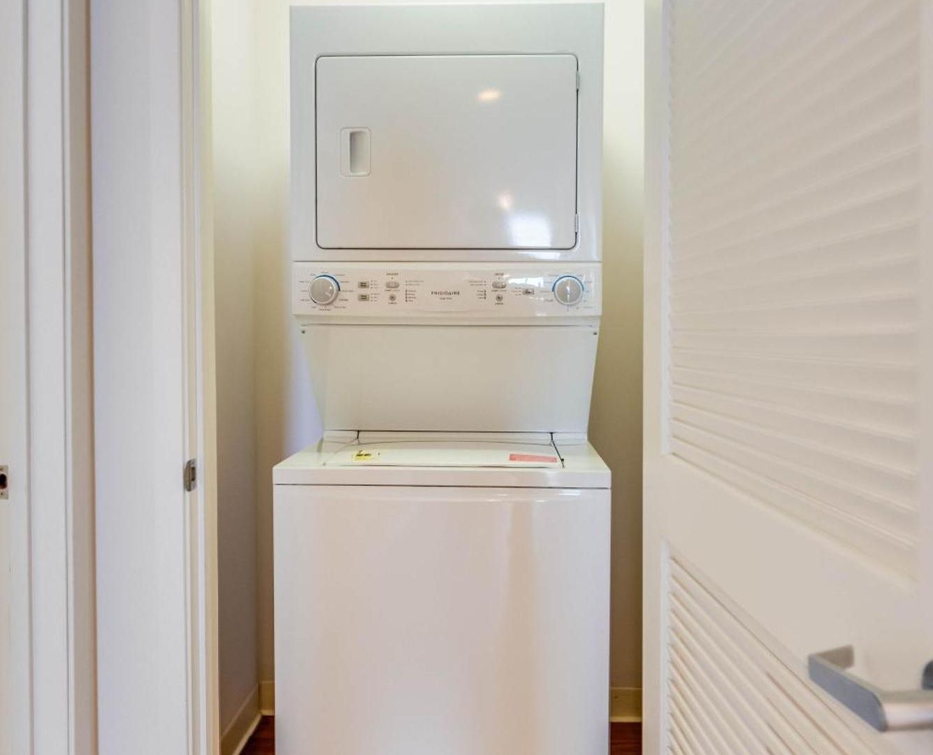 Downtown With Free In & Out Parking 1 Apartment