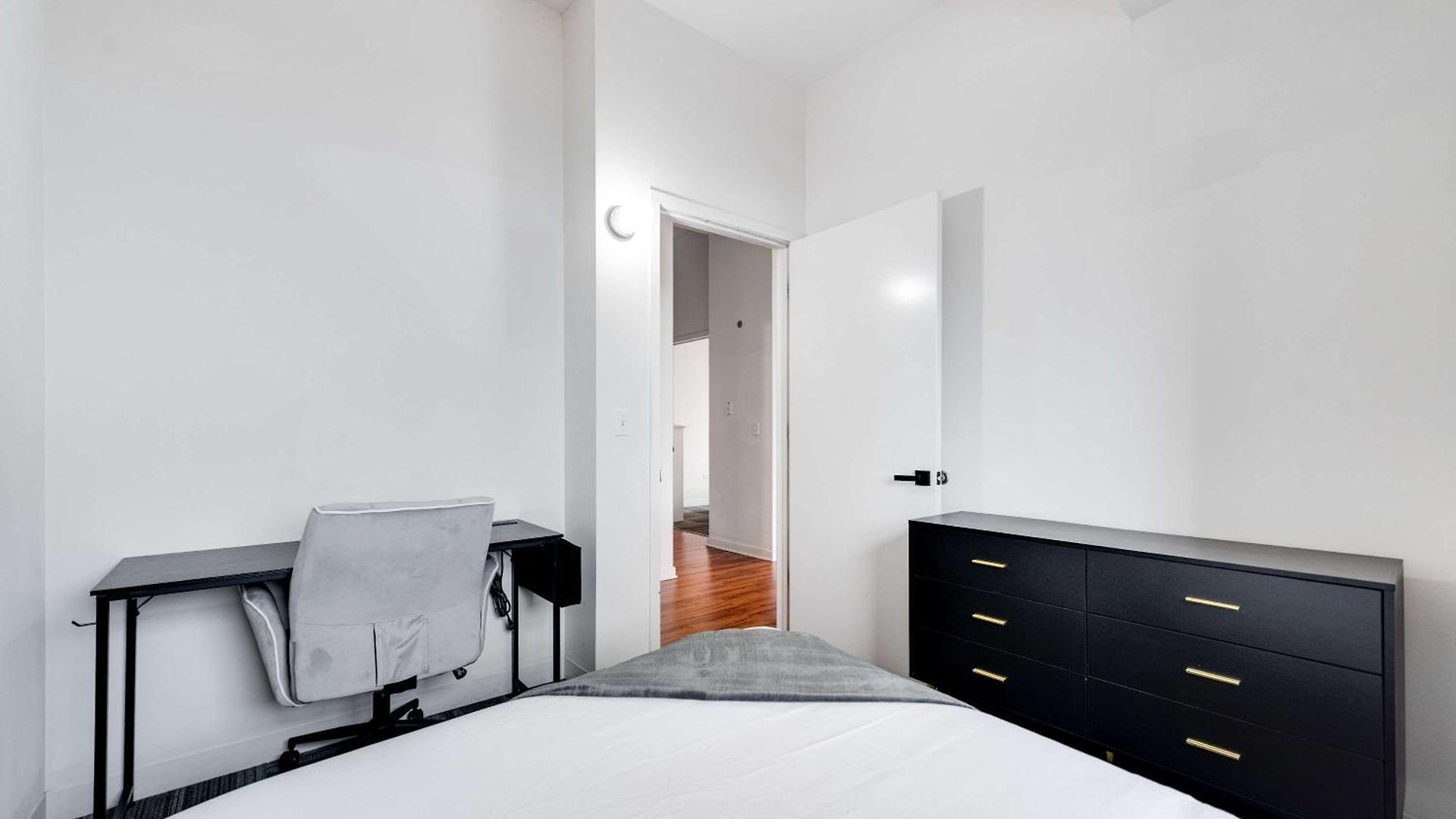 Apartment Downtown With Free In & Out Parking 4
