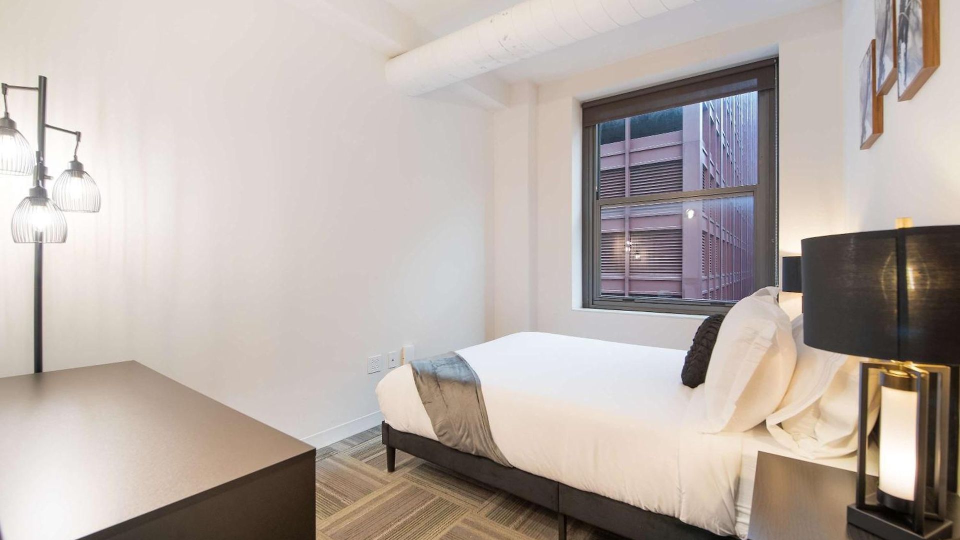Apartment Downtown With Free In & Out Parking 1