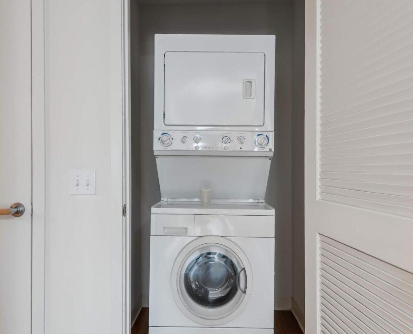 Apartment Downtown With Free In & Out Parking 5 *