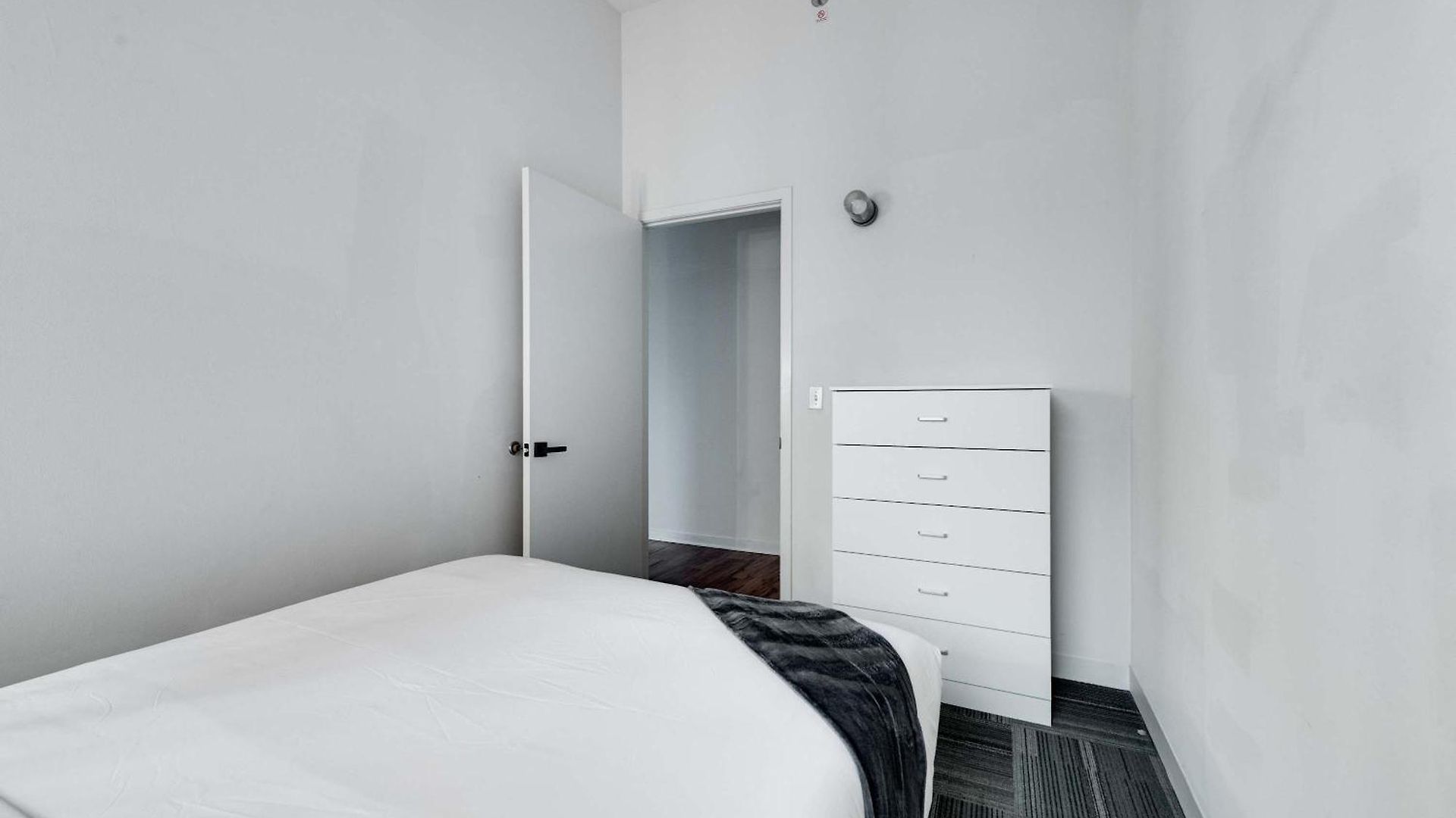 Downtown With Free In & Out Parking 4 Apartment Chicago