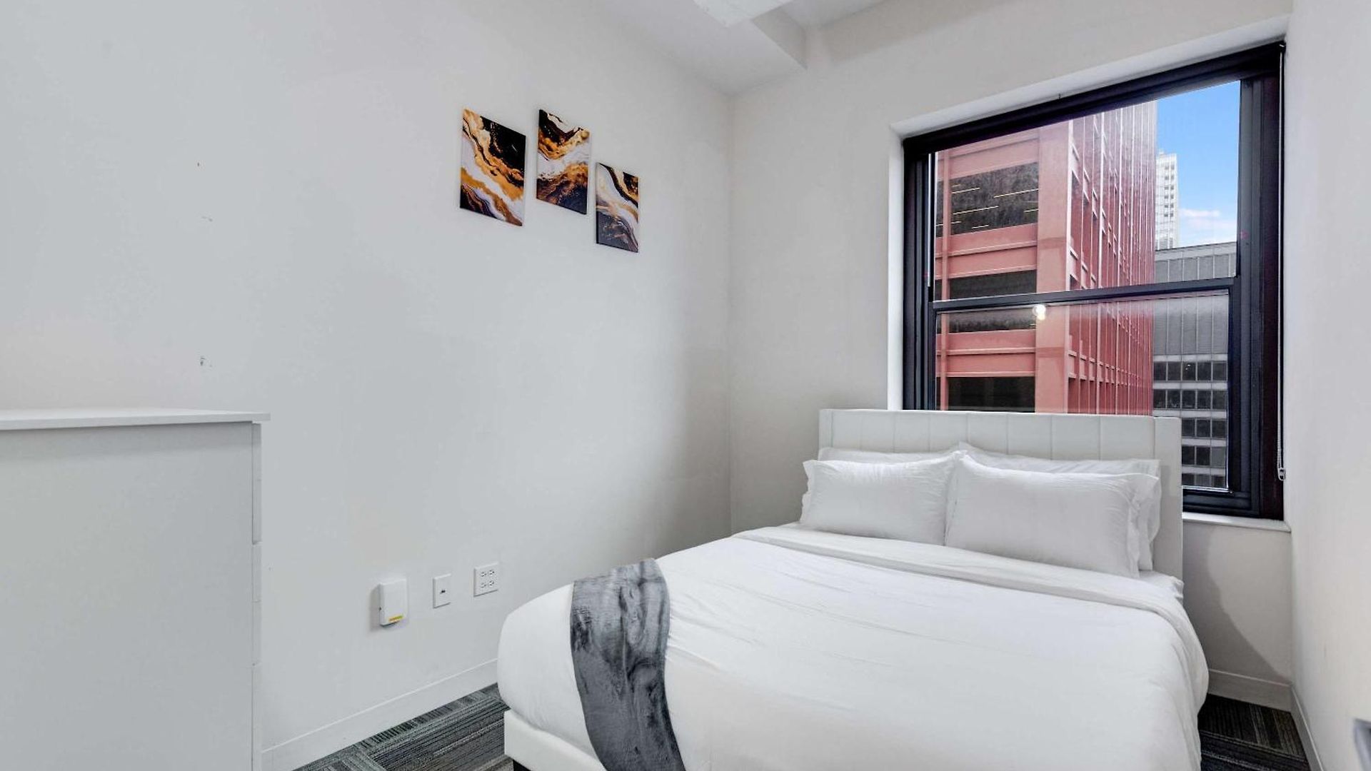 Downtown With Free In & Out Parking 4 Apartment