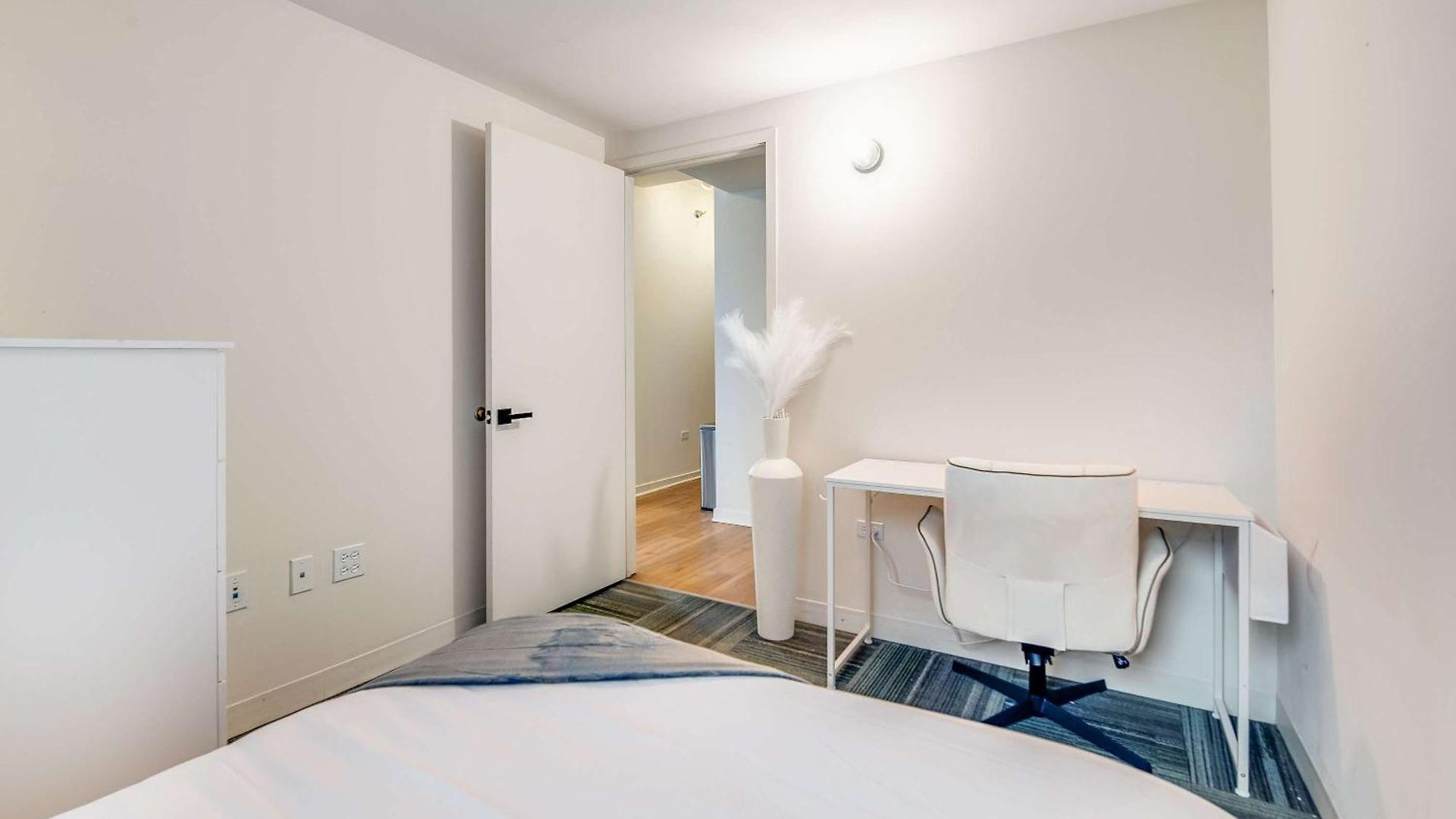 Downtown With Free In & Out Parking 1 *