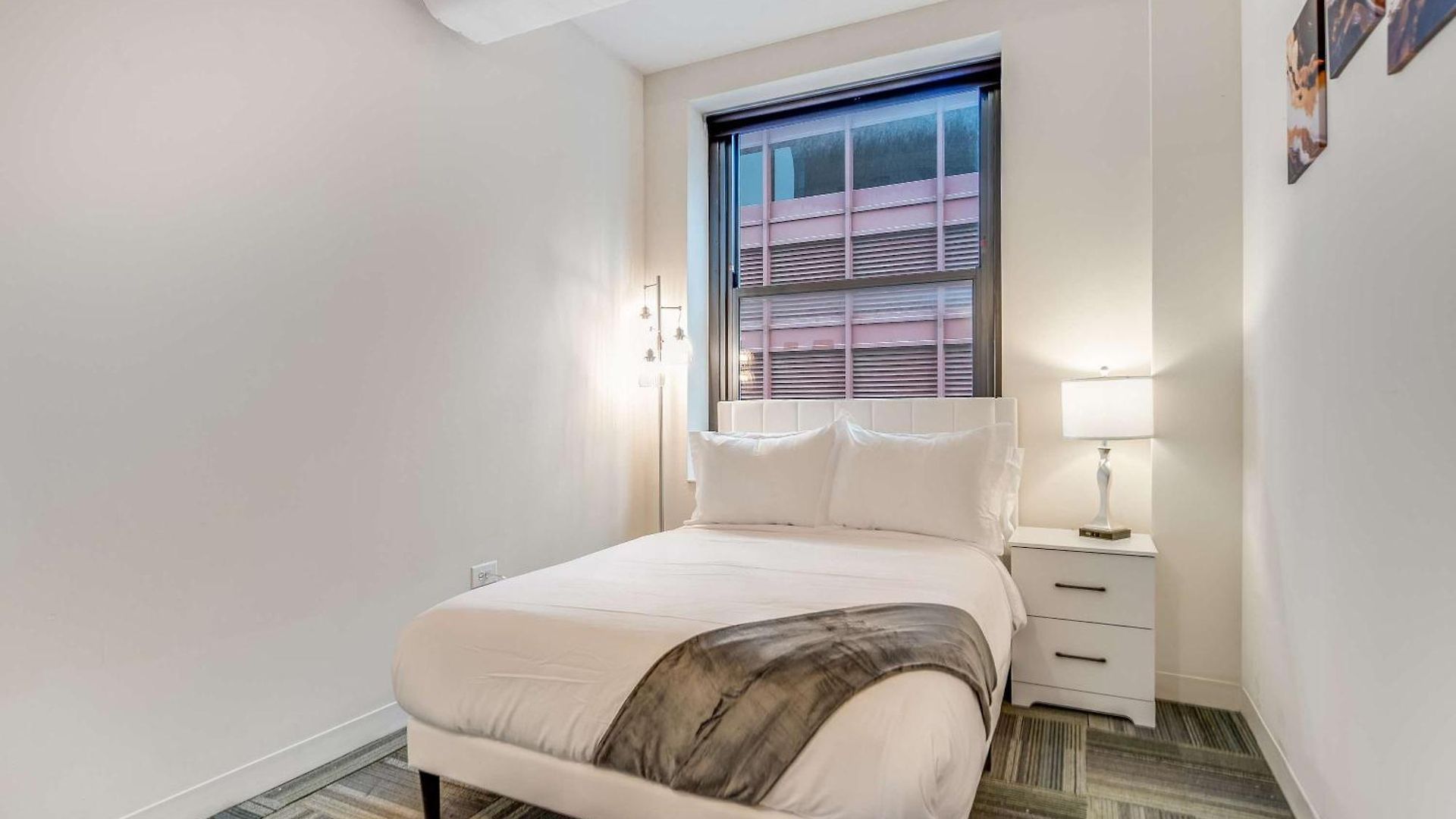 Apartment Downtown With Free In & Out Parking 1