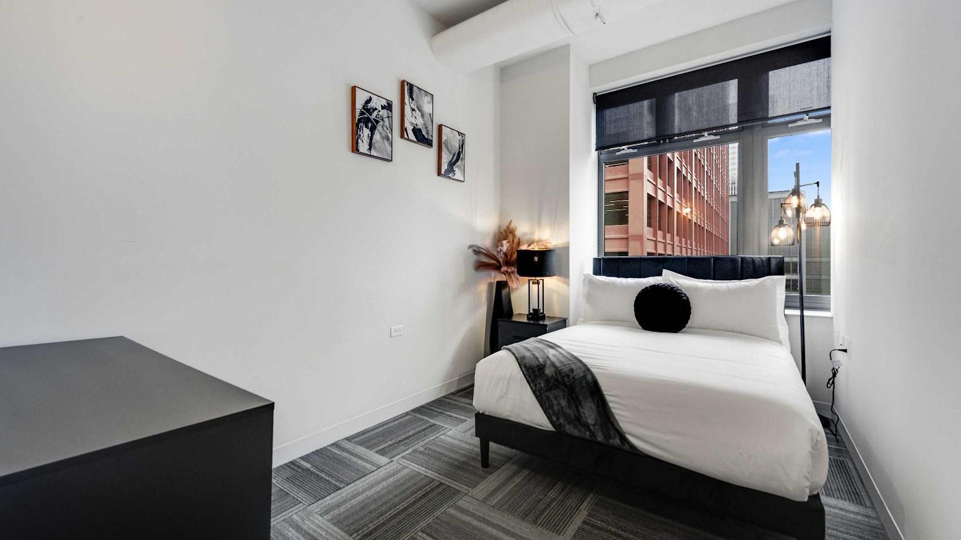 Downtown With Free In & Out Parking 5 Apartment
