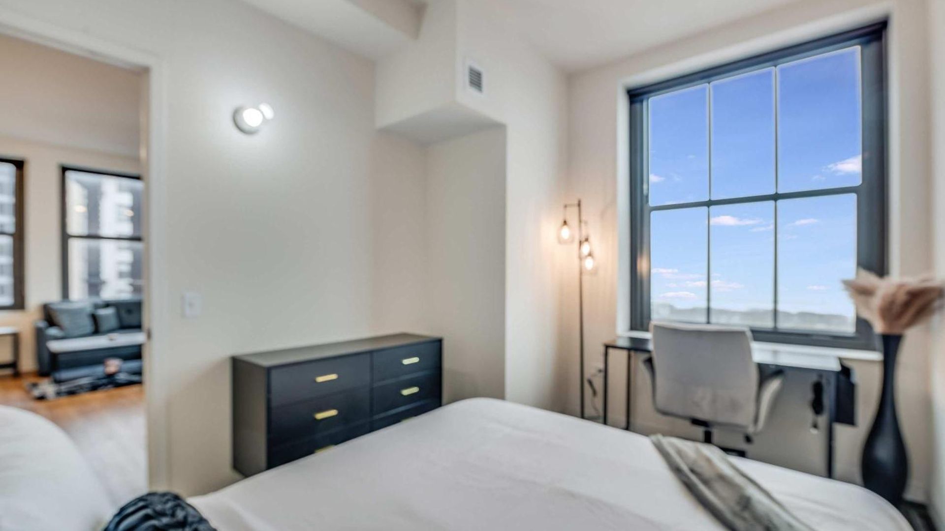 Apartment Downtown With Free In & Out Parking 1 *