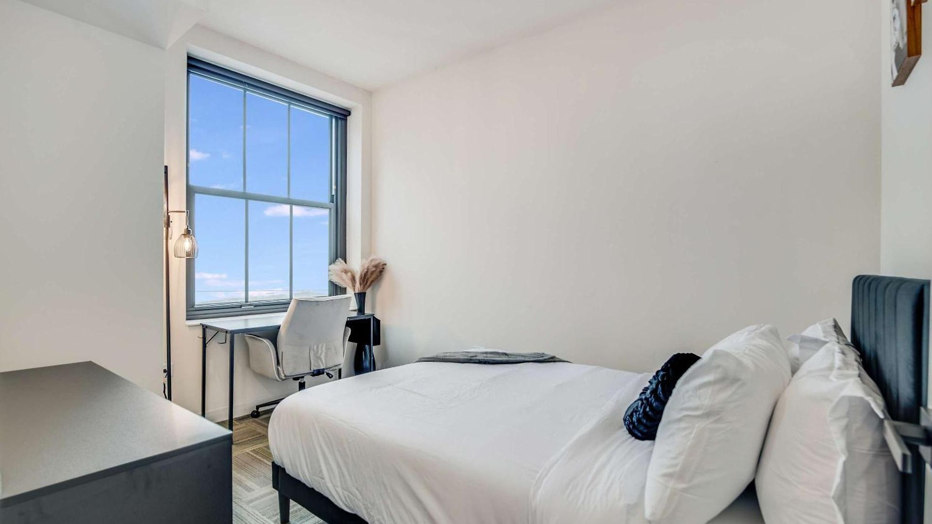 Downtown With Free In & Out Parking 1 Apartment *