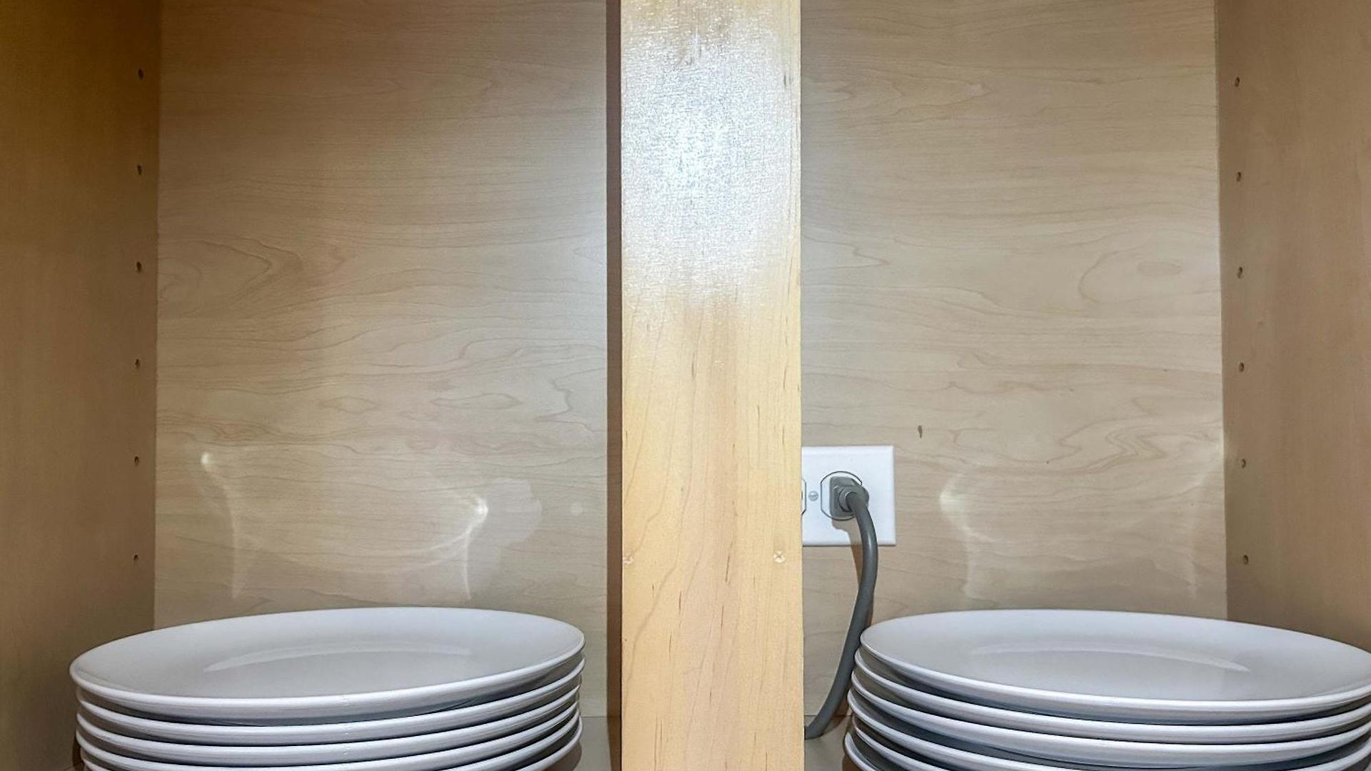 Downtown With Free In & Out Parking 1 Apartment