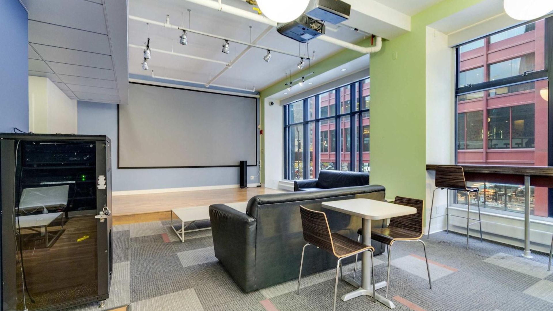 Downtown With Free In & Out Parking 5 Apartment Chicago