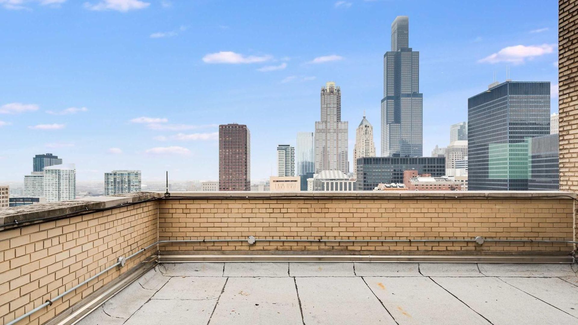Downtown With Free In & Out Parking 3 Chicago