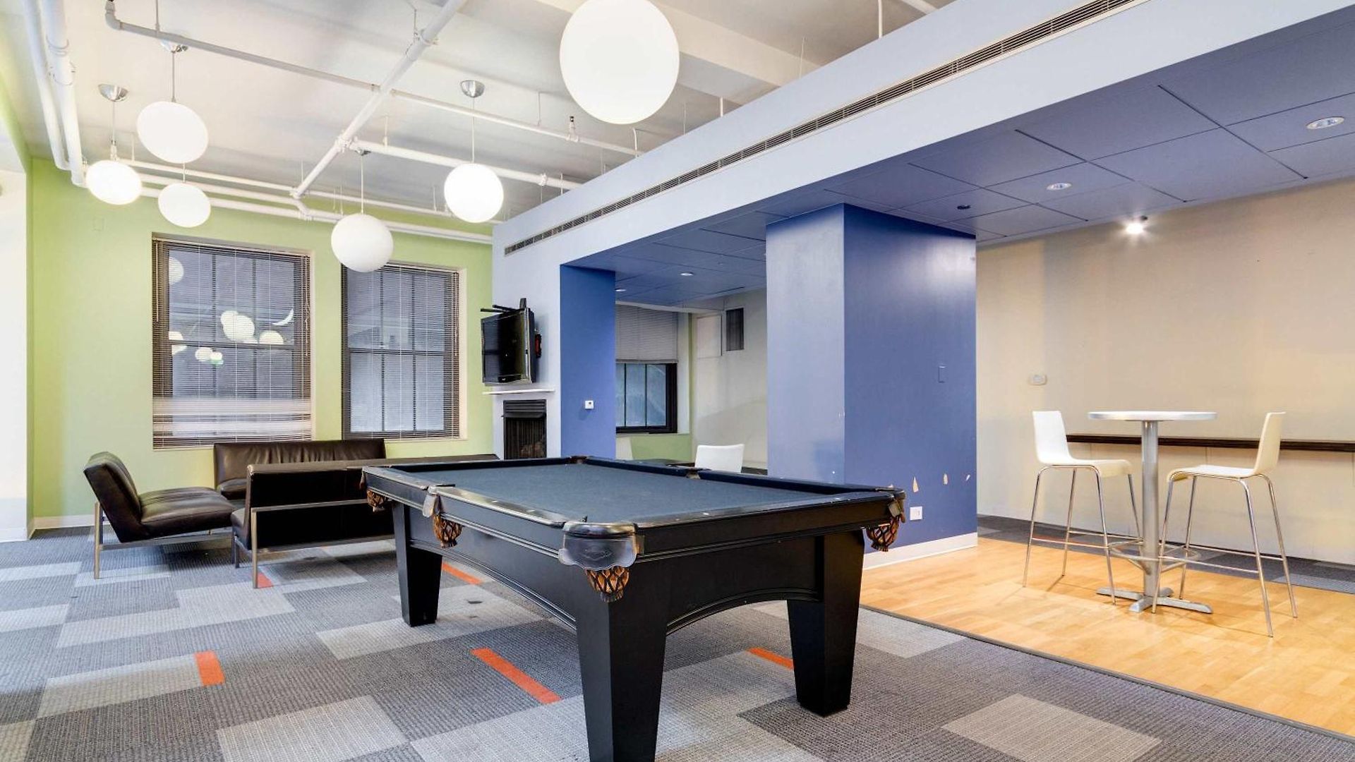 Apartment Downtown With Free In & Out Parking 1 *