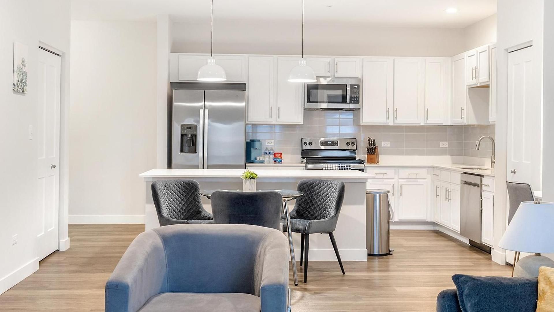 Landing Modern 2bd Clubhouse Gym Apartment Chicago