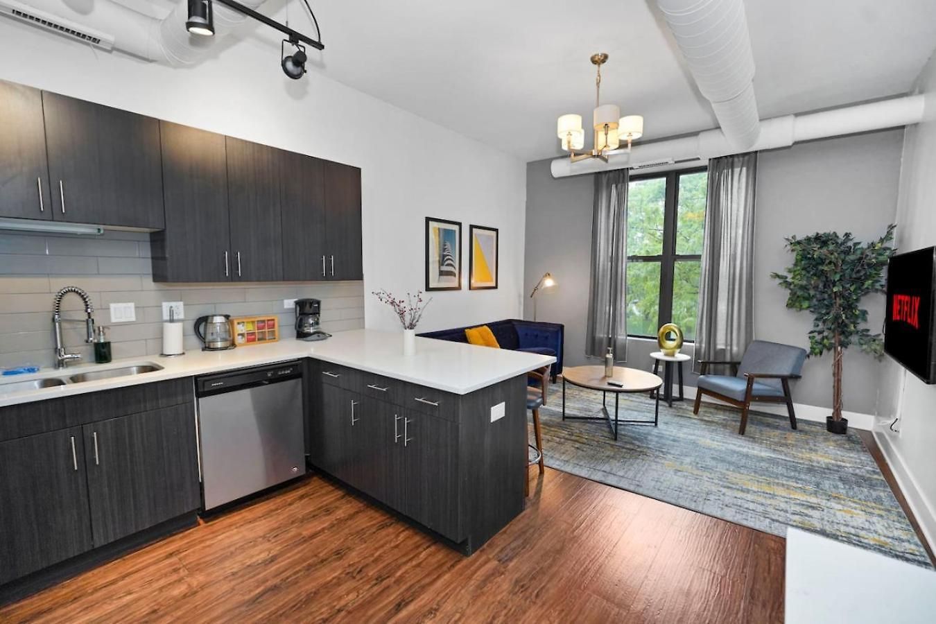 Cozy Smoke Ok 3br Near Mccormick Chicago