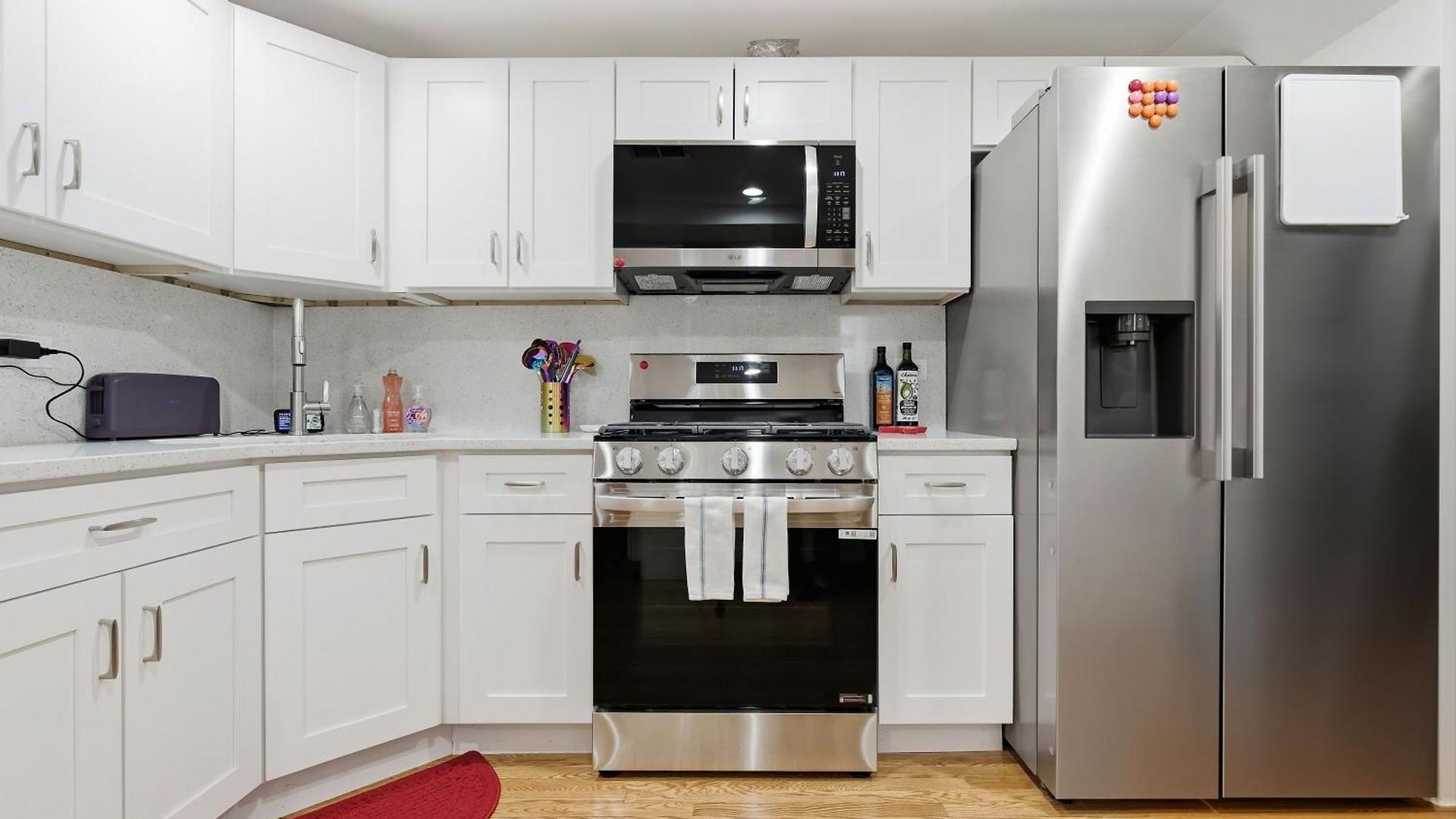 Fully Updated Jr, 1 Bed, Steps From Lincoln Park Apartment *