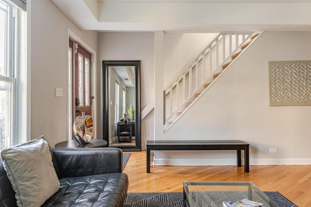 Stunning Home, Epic Game Room, Prime Location * Chicago