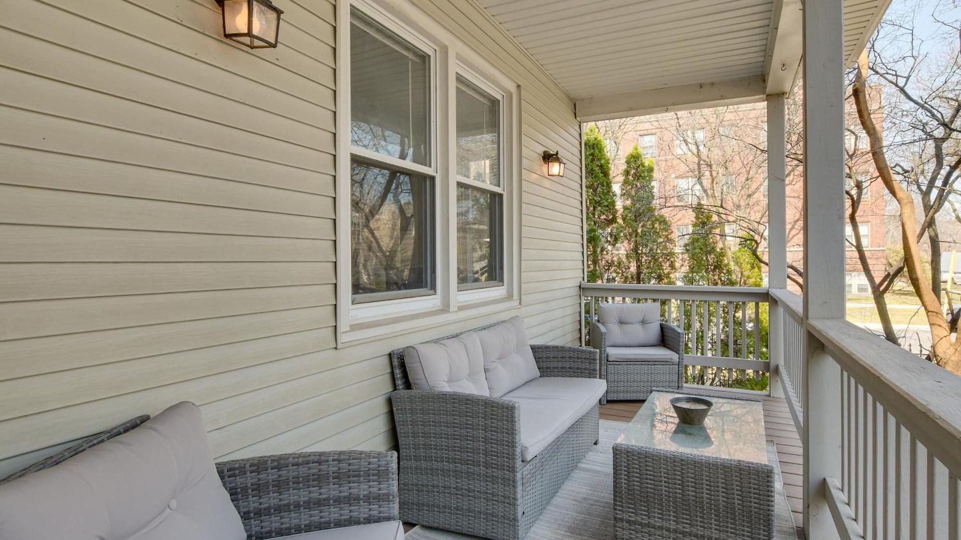 Spacious Group Home! Walk To Train & Eats Holiday home Chicago
