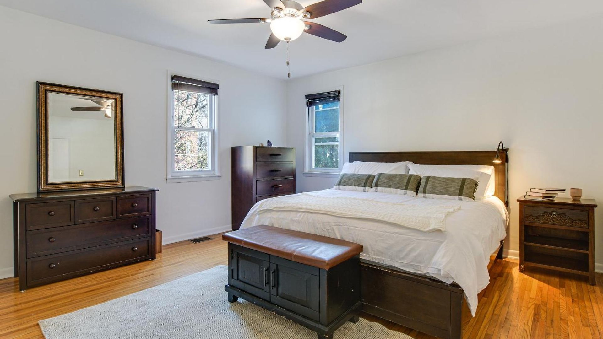 Spacious Group Home! Walk To Train & Eats Chicago