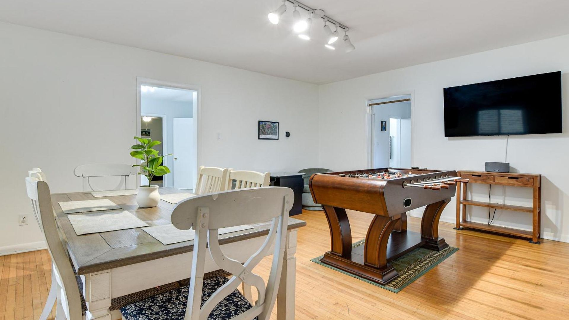 Spacious Group Home! Walk To Train & Eats * Chicago
