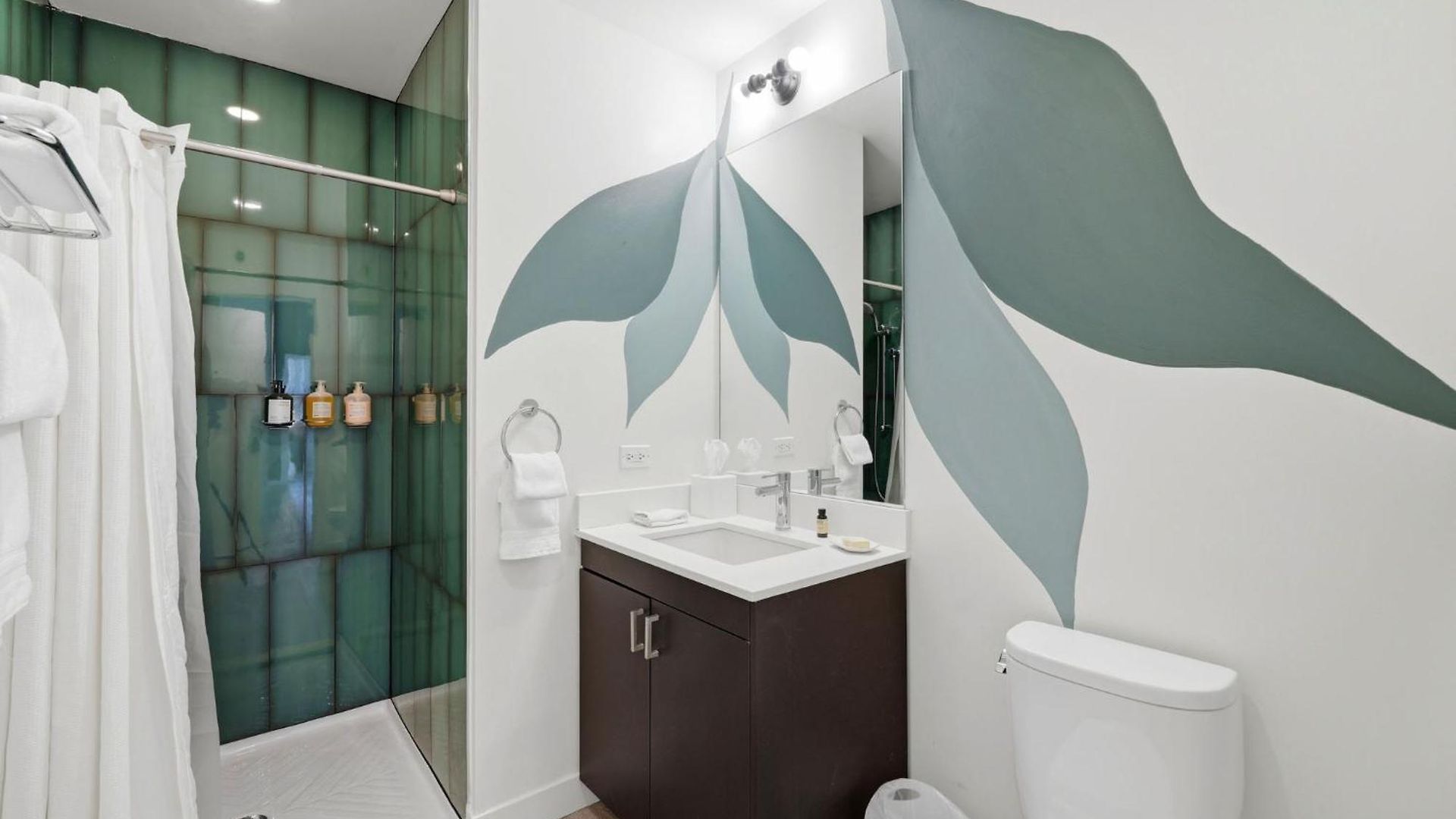 The Plymouth 3bd 4* Chicago