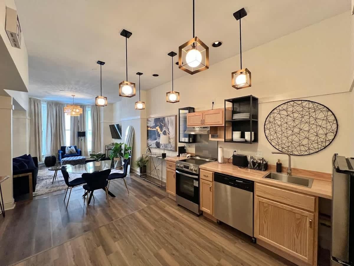 Dearborn Duplex L Sleeps 10 L Free Parking Holiday home Chicago