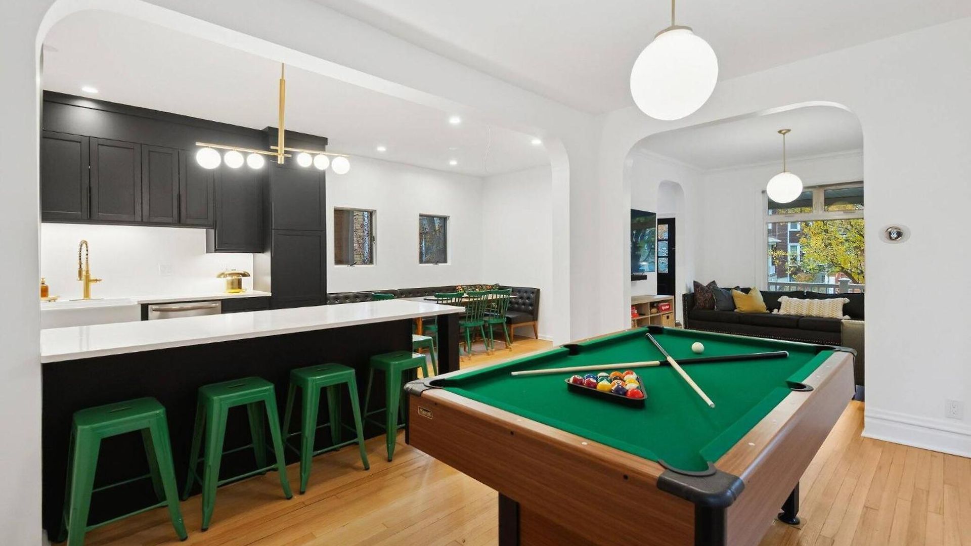 Giant 5br, Pool Table, 15 Min To Cubs & Mag Mile Holiday home Chicago