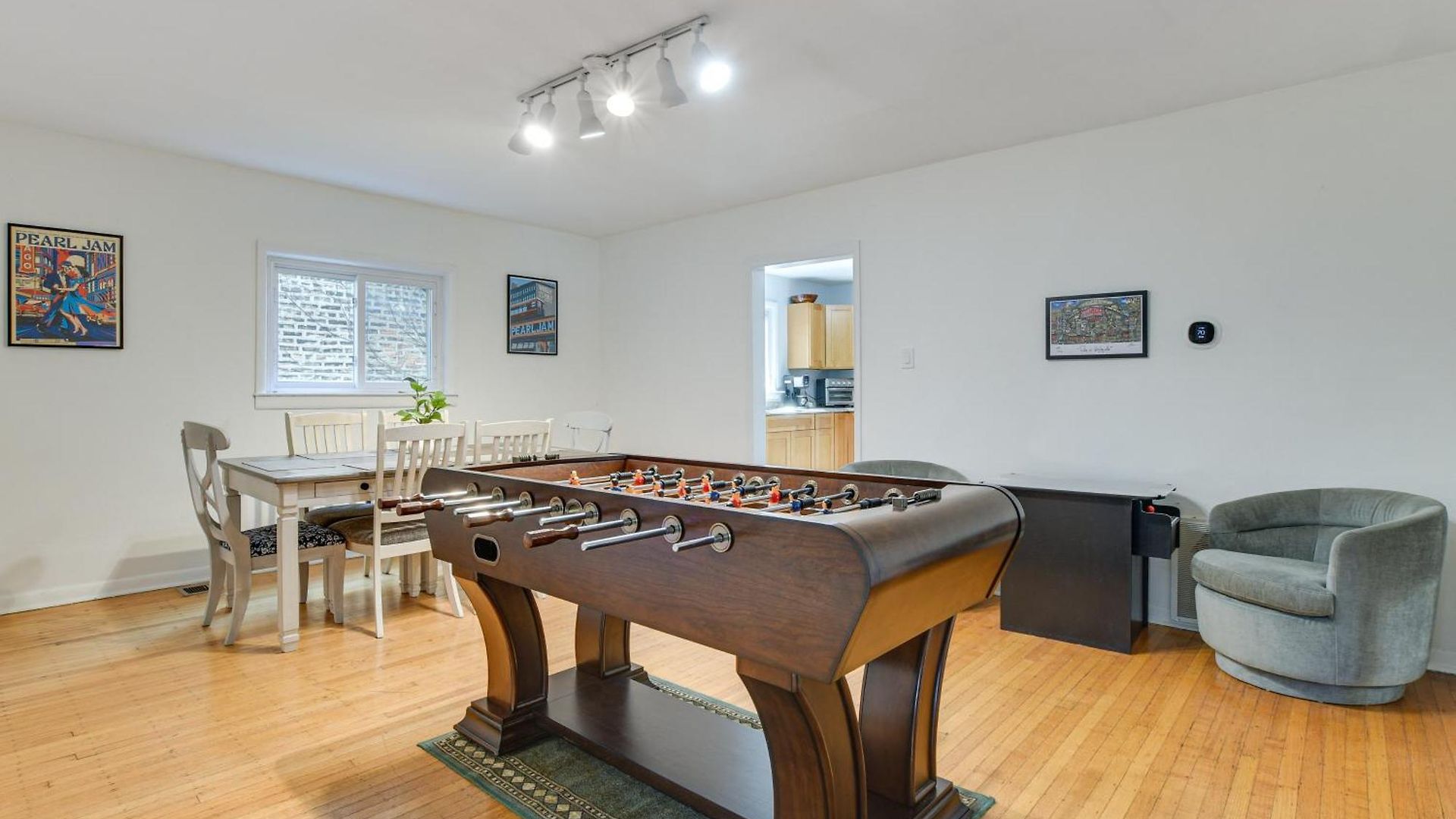Spacious Group Home! Walk To Train & Eats