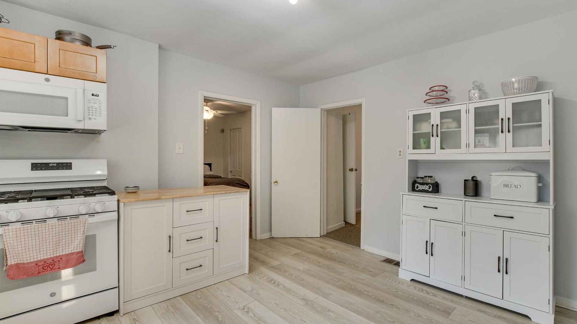 Holiday home Spacious Group Home! Walk To Train & Eats
