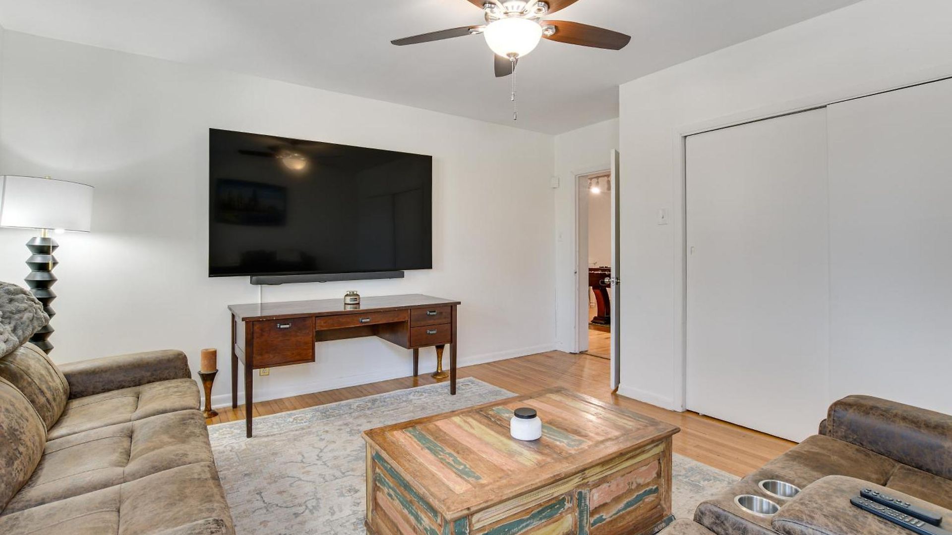 Holiday home Spacious Group Home! Walk To Train & Eats Chicago