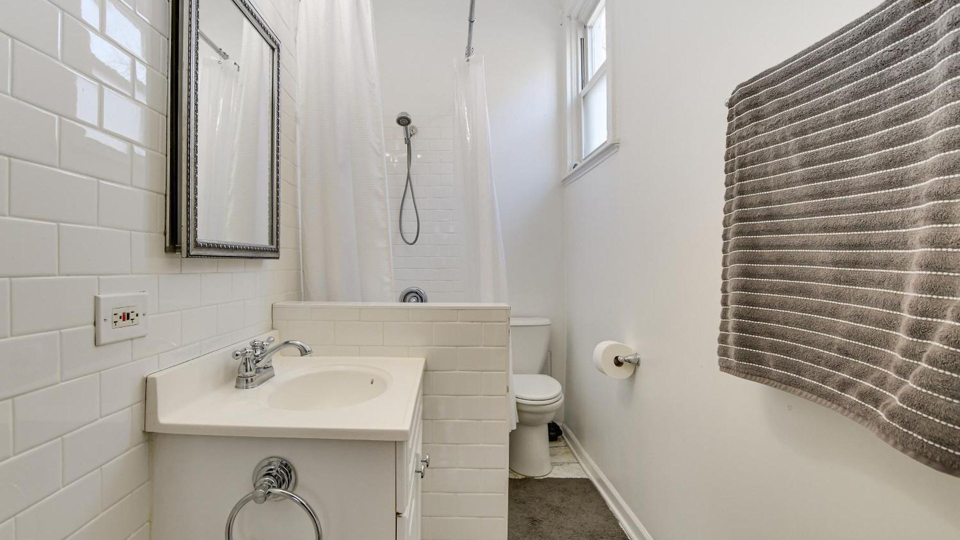 Spacious Group Home! Walk To Train & Eats Holiday home *