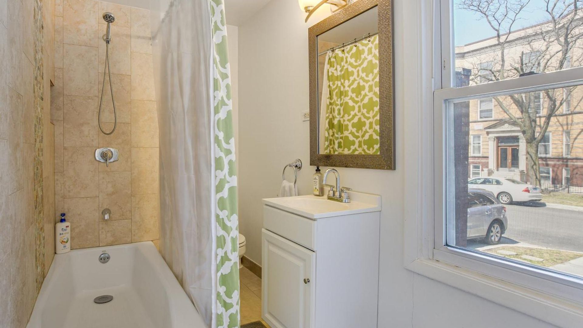 Spacious Group Home! Walk To Train & Eats Holiday home Chicago