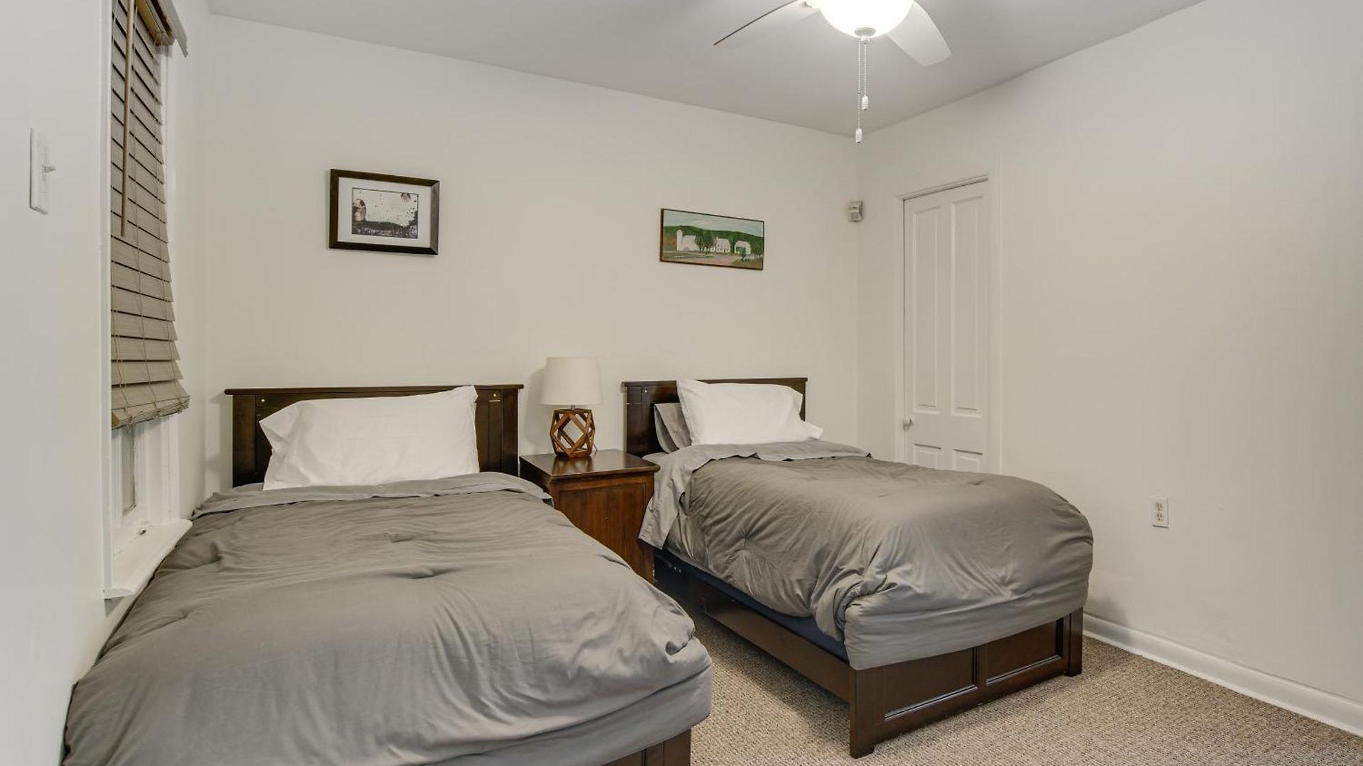 Holiday home Spacious Group Home! Walk To Train & Eats