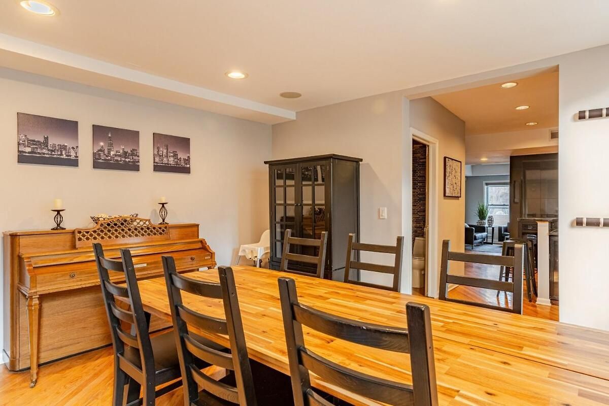 Stunning Home, Epic Game Room, Prime Location * Chicago