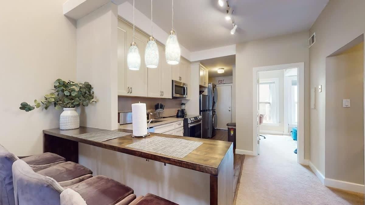 Dearborn Duplex L Sleeps 10 L Free Parking