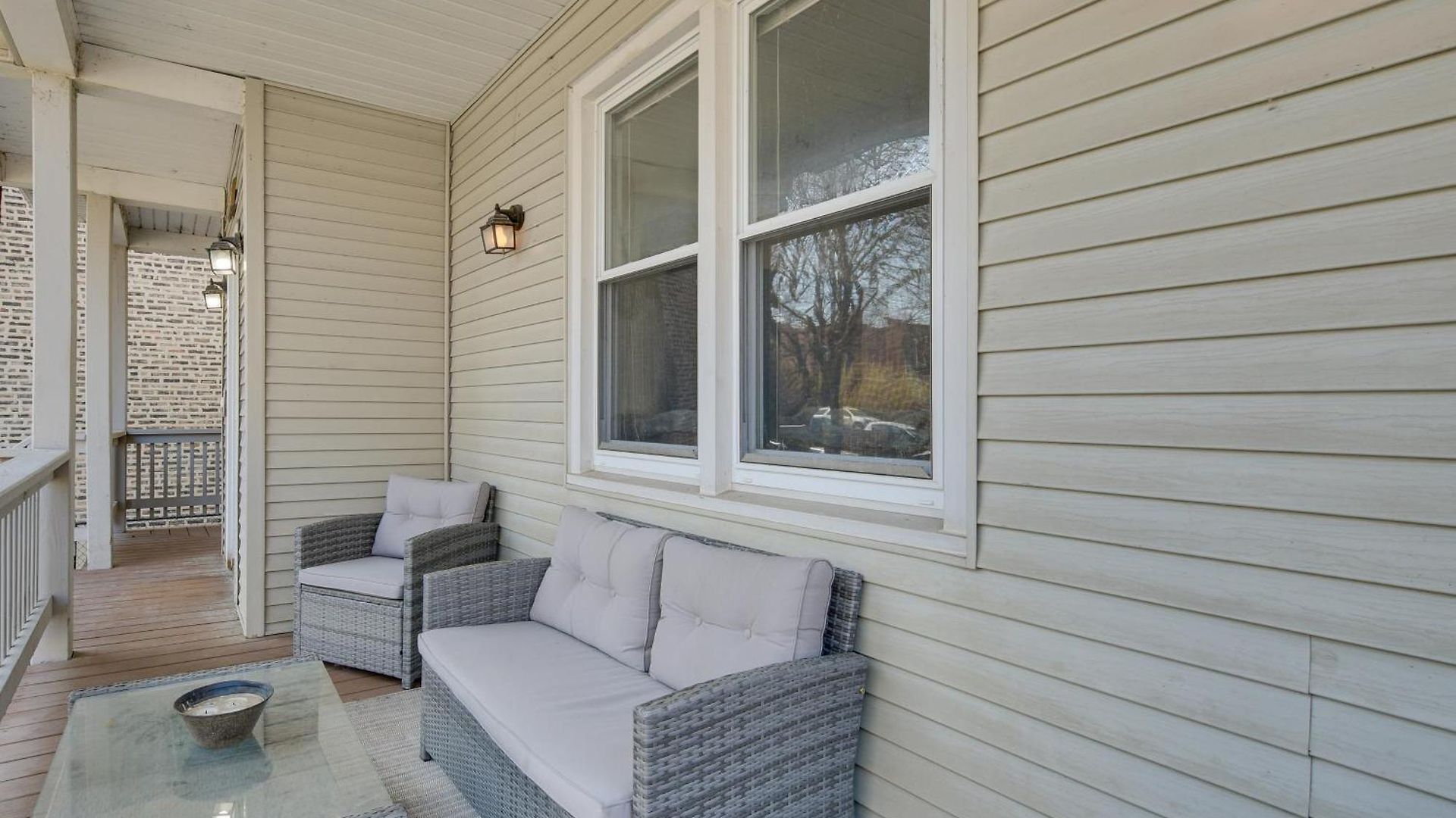 Spacious Group Home! Walk To Train & Eats Holiday home *