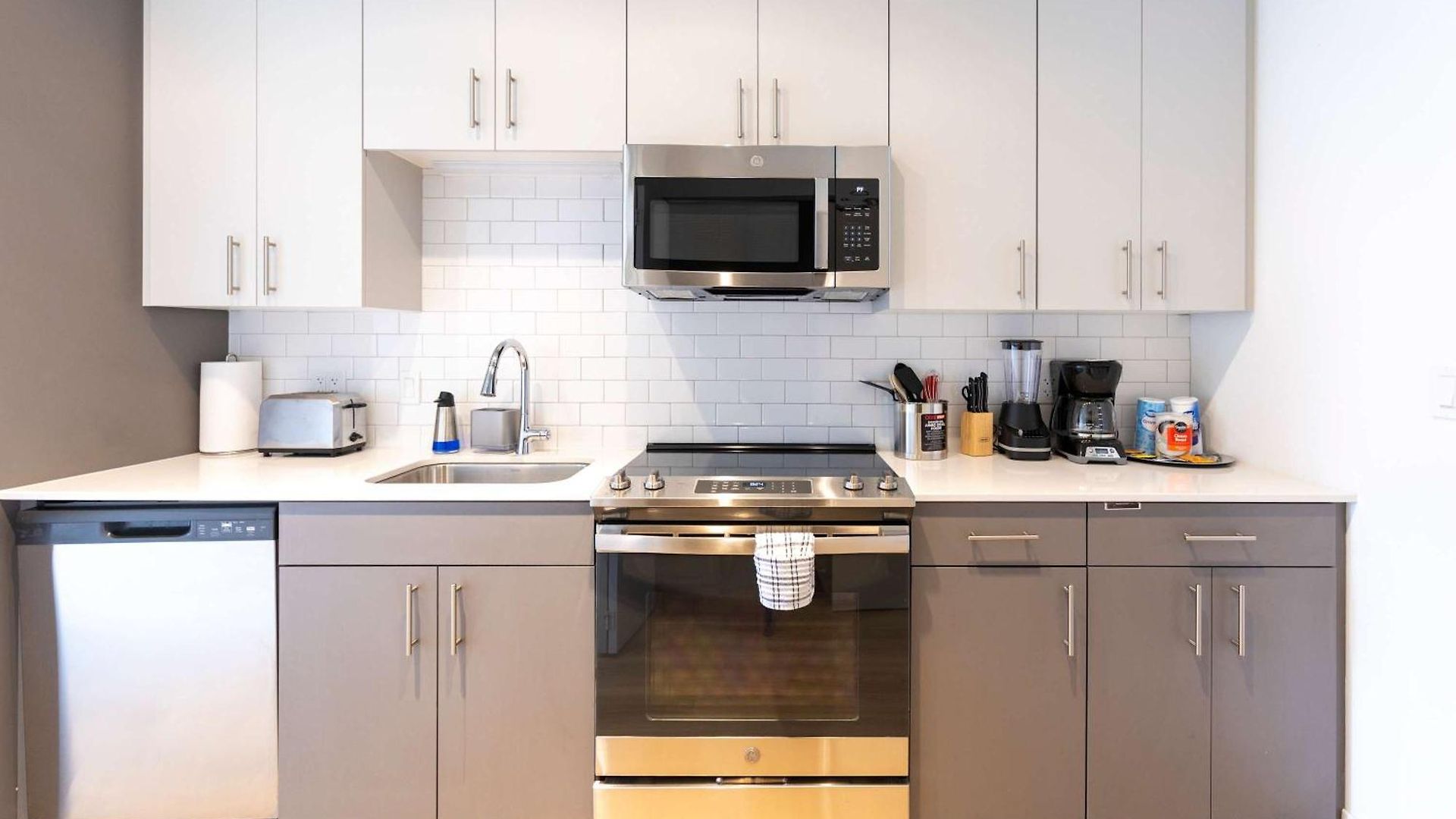 Holiday home 4br Modern Urban Escape Walk To Zoo Lakefront & Red Line *