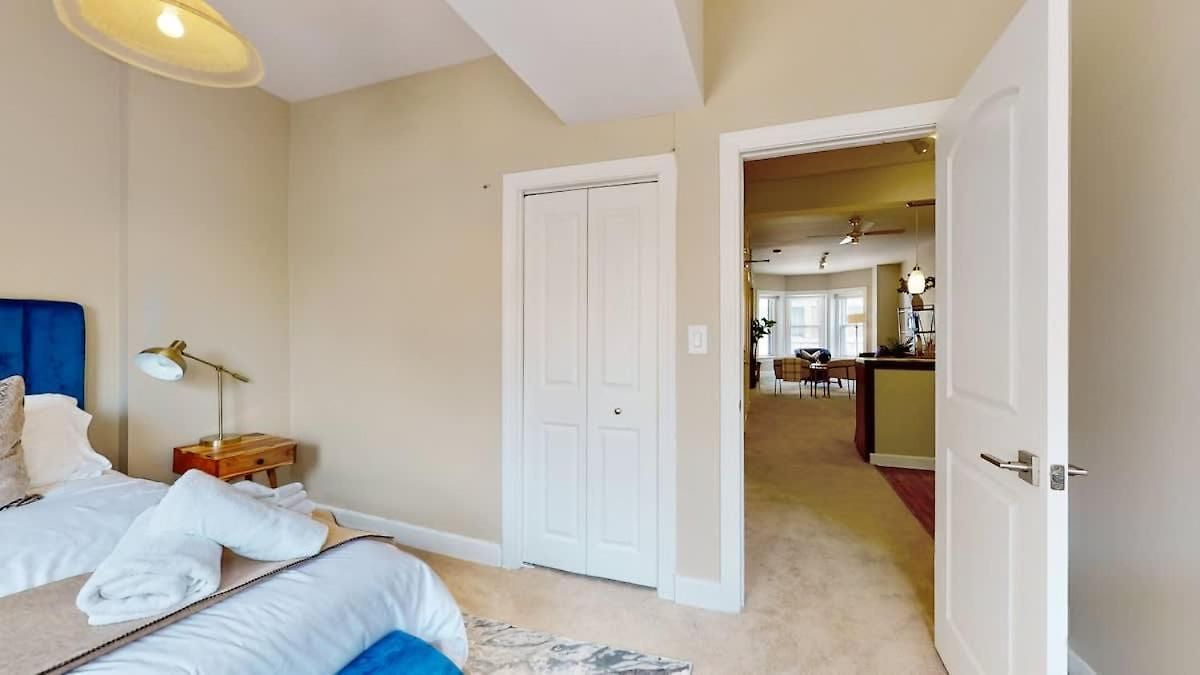 Dearborn Duplex L Sleeps 10 L Free Parking