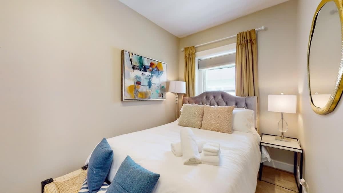 Dearborn Duplex L Sleeps 10 L Free Parking Holiday home Chicago