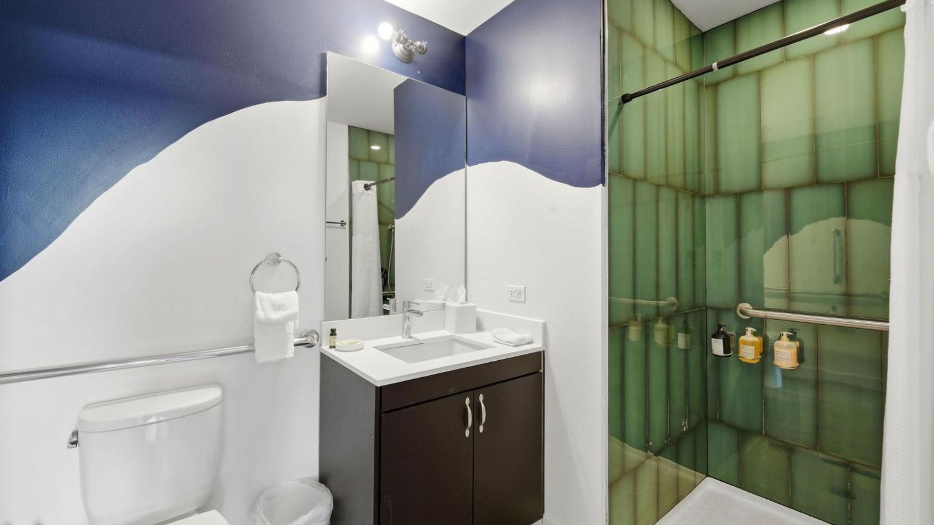 The Plymouth 3bd 4* Chicago