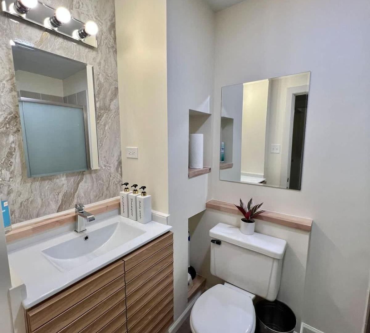 Holiday home Dearborn Duplex L Sleeps 10 L Free Parking *