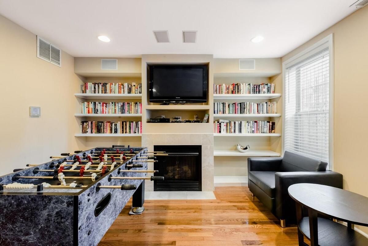 Stunning Home, Epic Game Room, Prime Location Villa *