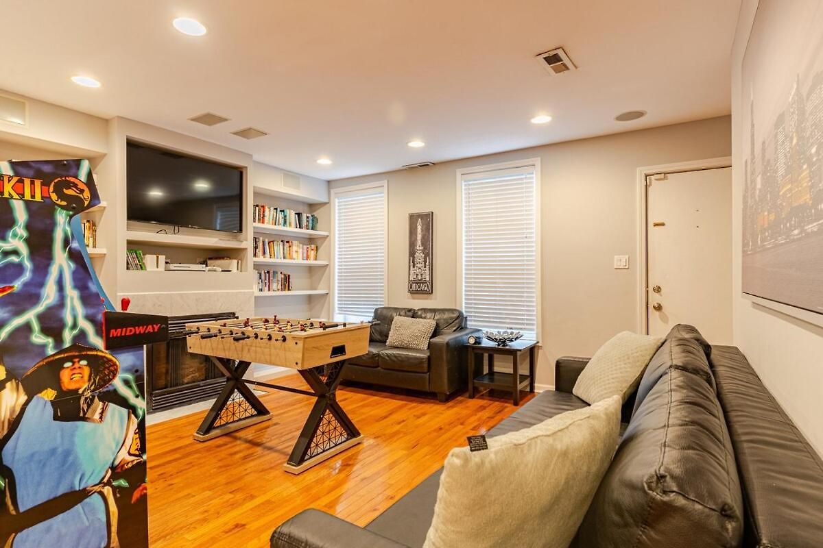 Villa Stunning Home, Epic Game Room, Prime Location Chicago