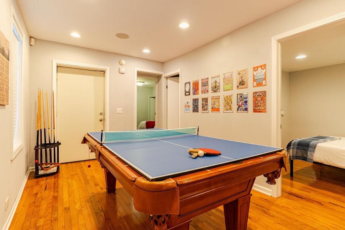 Stunning Home, Epic Game Room, Prime Location Chicago