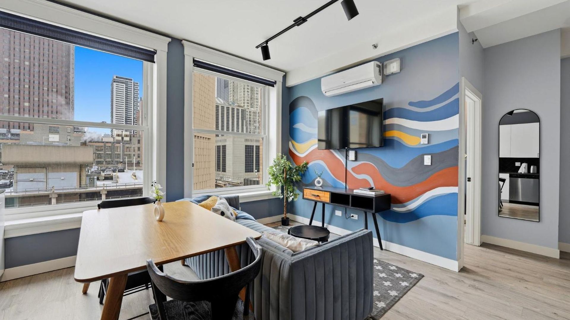 The Plymouth 3bd 4* Chicago