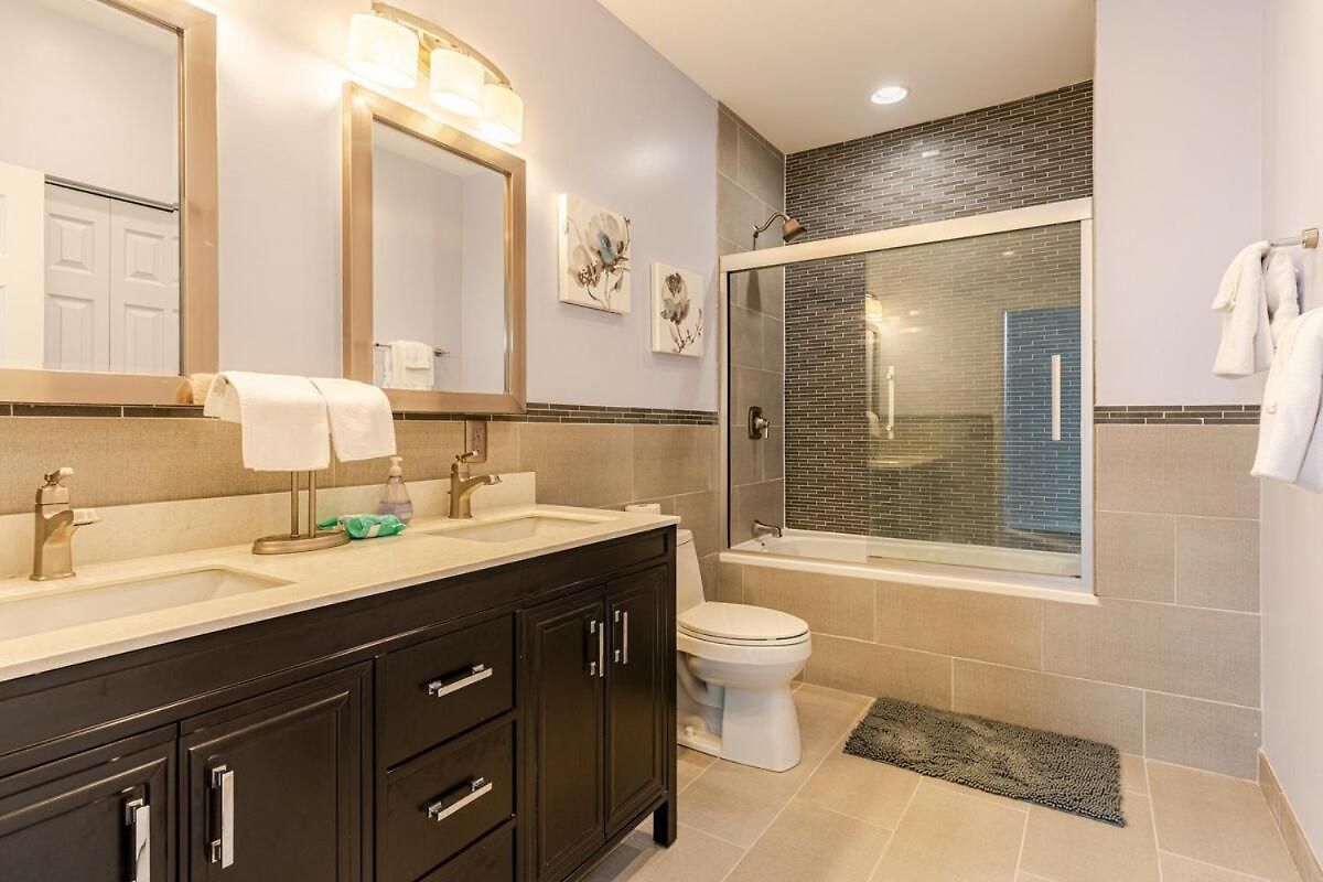 Stunning Home, Epic Game Room, Prime Location * Chicago