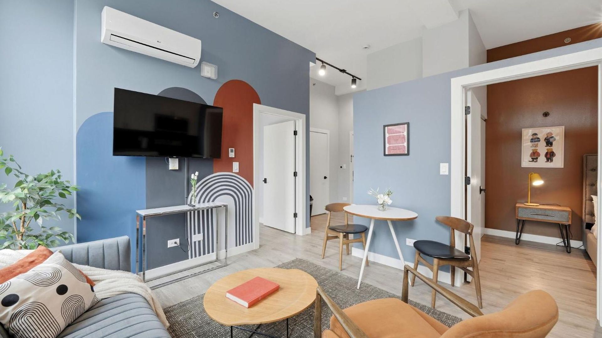 The Plymouth 3bd 4* Chicago