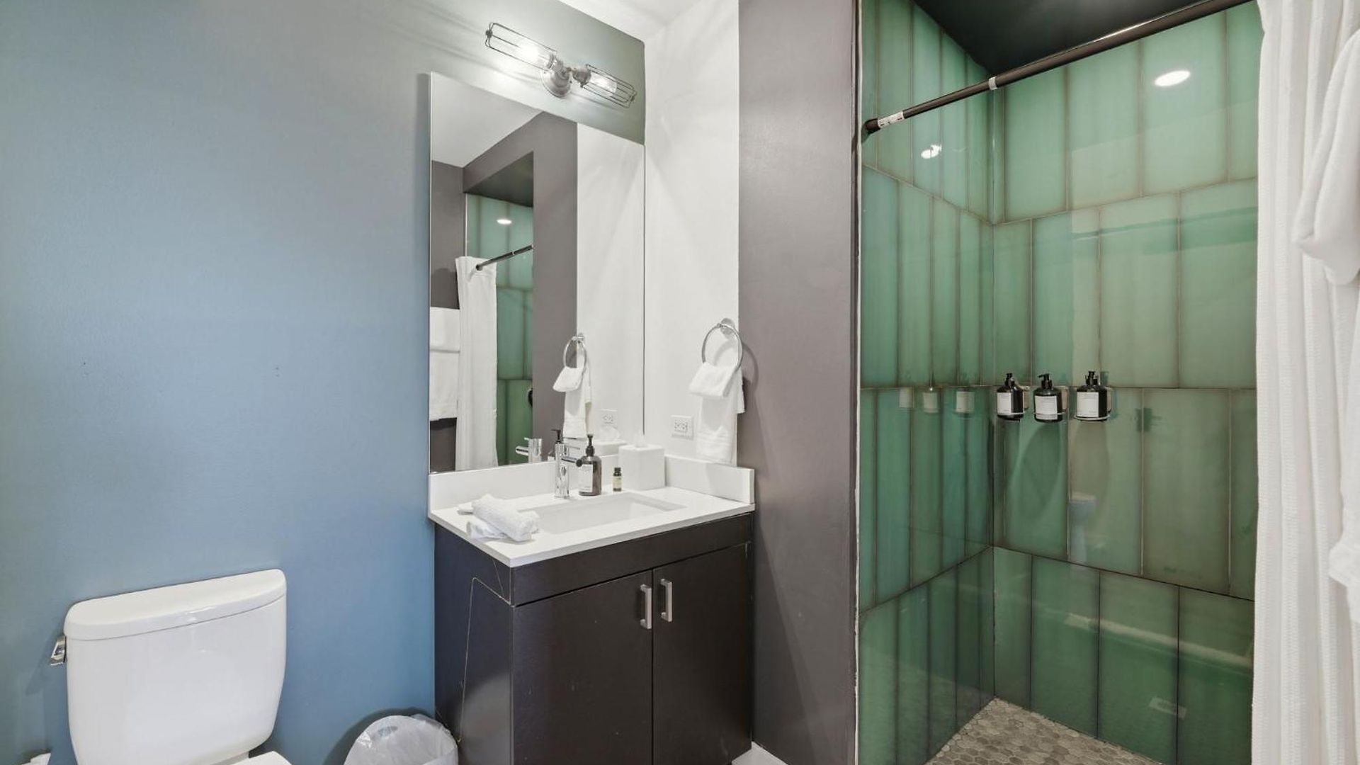 The Plymouth 3bd 4* Chicago