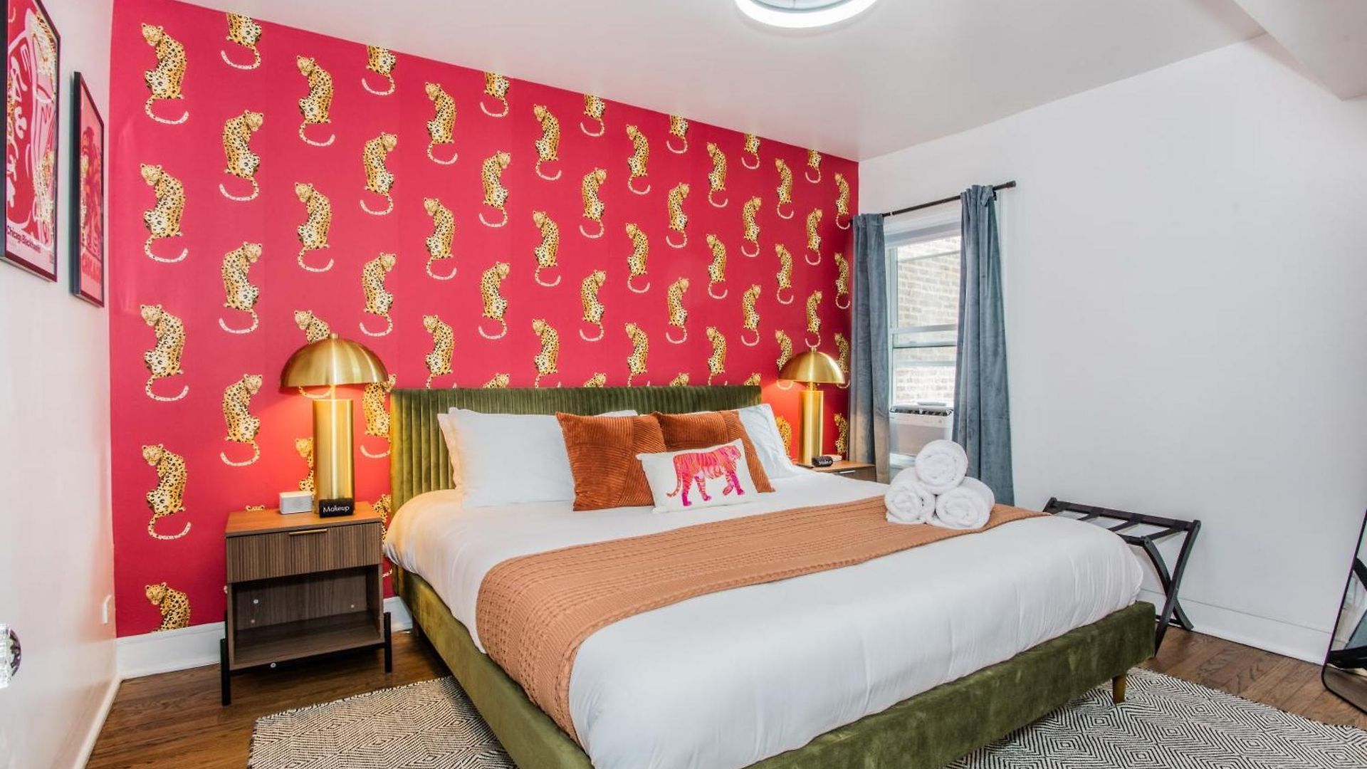 King Bed, Great Wifi, United Center, Walk To Train Apartment