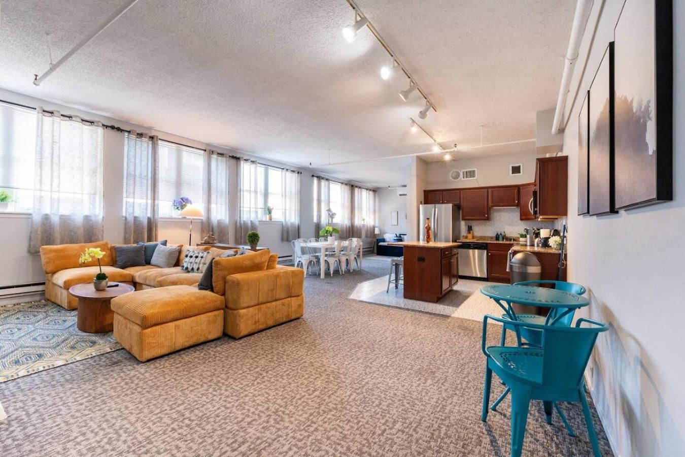 Sleep 14 Downtown, Vintage 5bd-2ba Gym & Patio Apartment Chicago