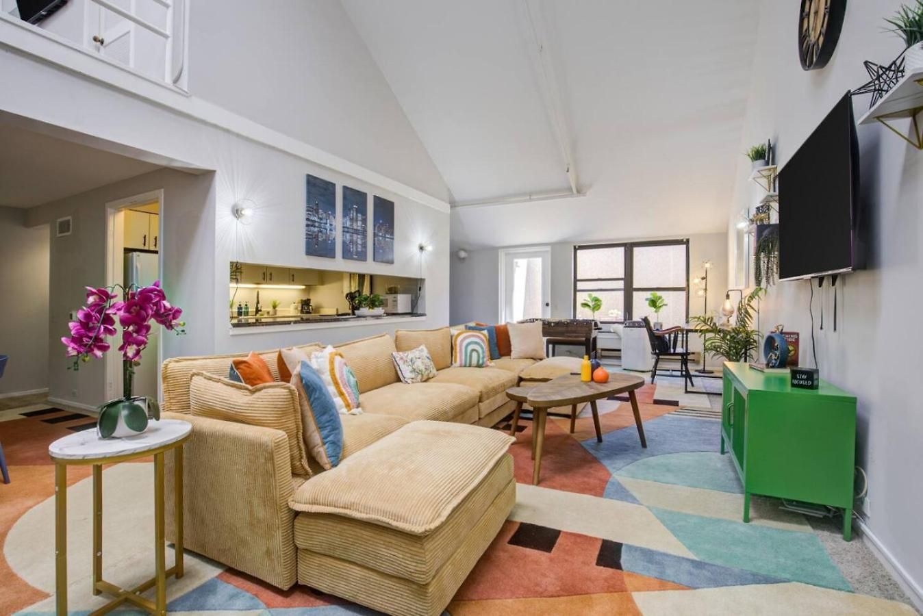 Sleep 25 - Huge Downtown Vintage Lofts, Balcony & Gym Apartment *